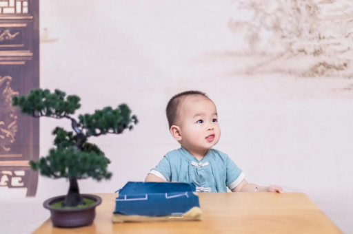 四平怀孕肚子中间凹两边凸